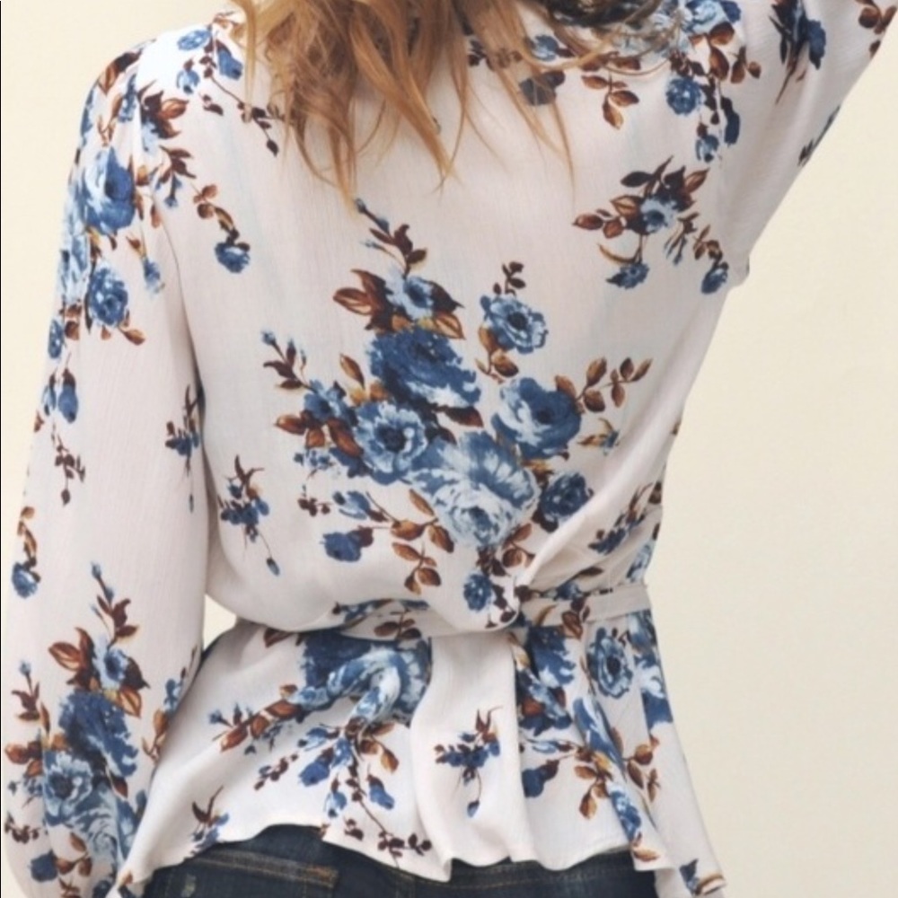 🌸 LAST ONE 🌺  MED. Innocent Floral wrap blouse - Picture 5 of 8